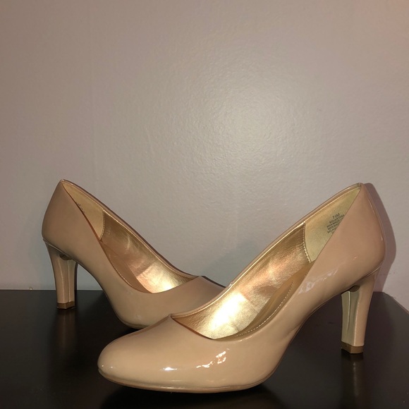 Bandolino Lantana Taupe Heels - Picture 5 of 8